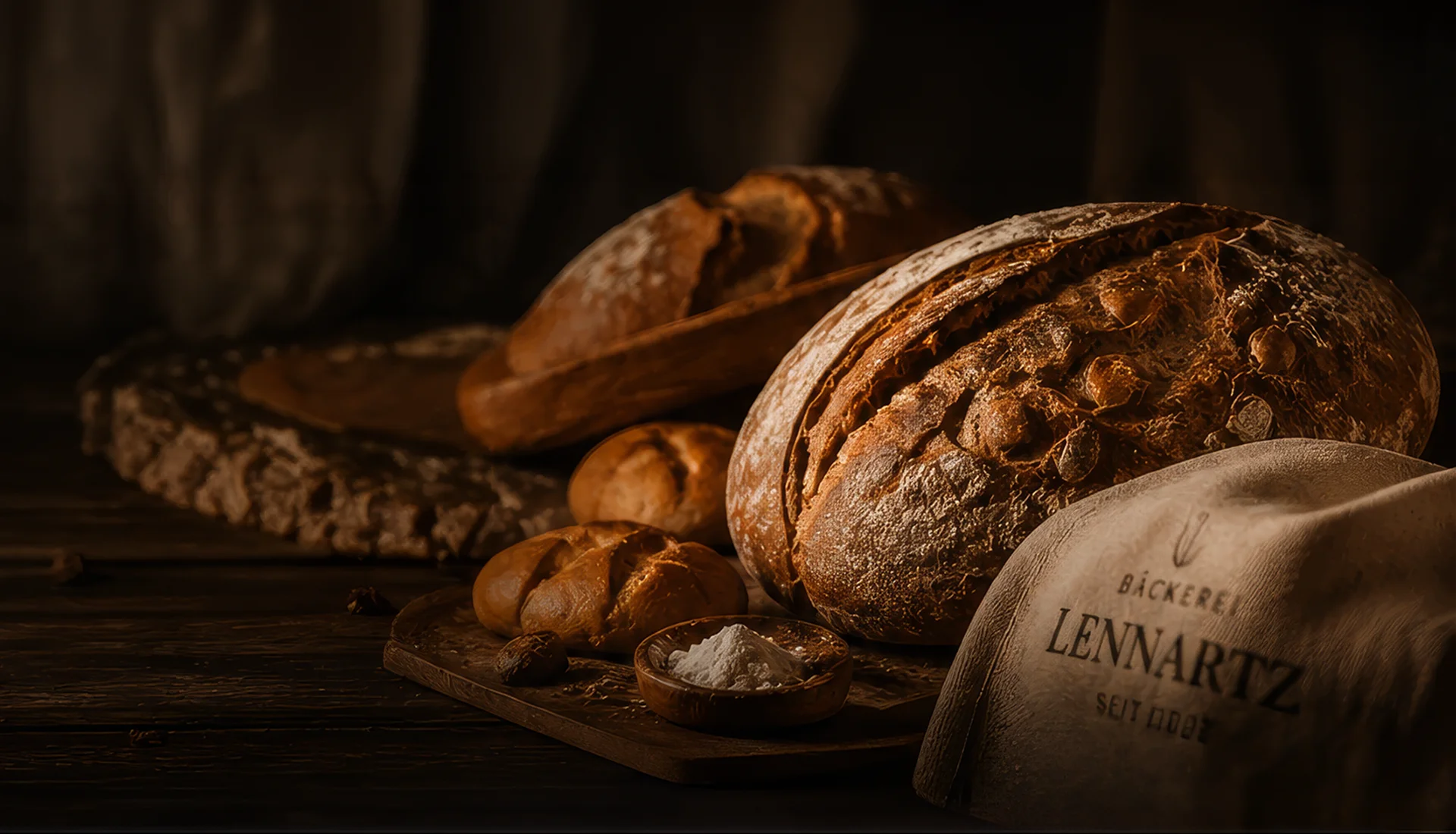 Bäcker knetet Teig von Hand – Bäckerei Lennartz